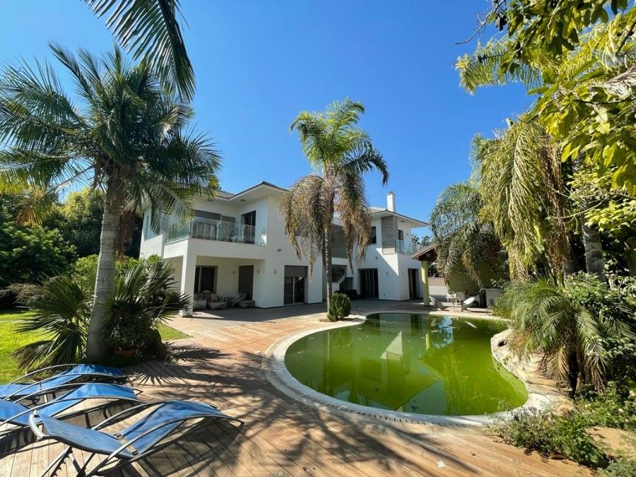 Villa in Limassol, Cyprus, 570 sq.m - picture 1