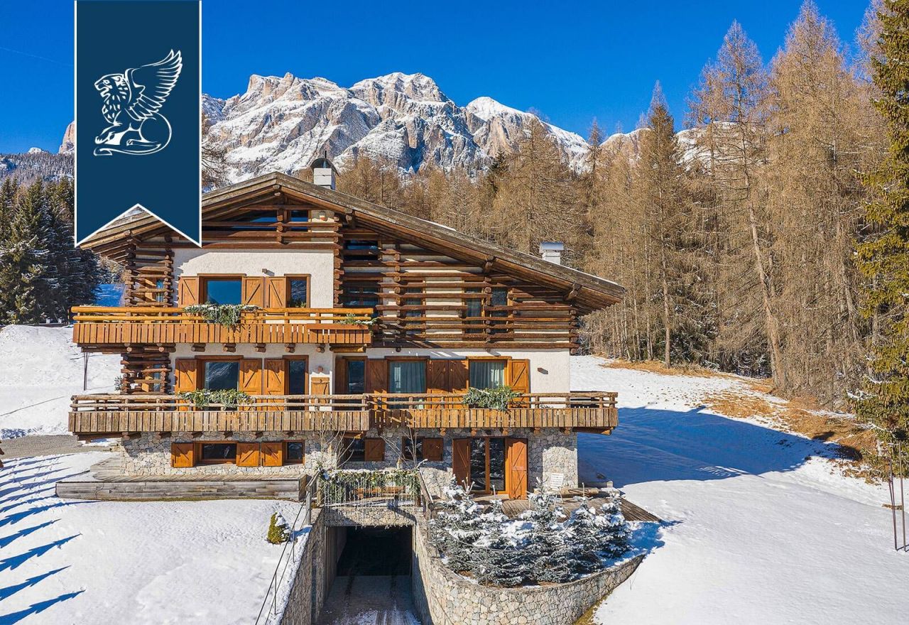 Villa in Cortina d'Ampezzo, Italy, 700 sq.m - picture 1