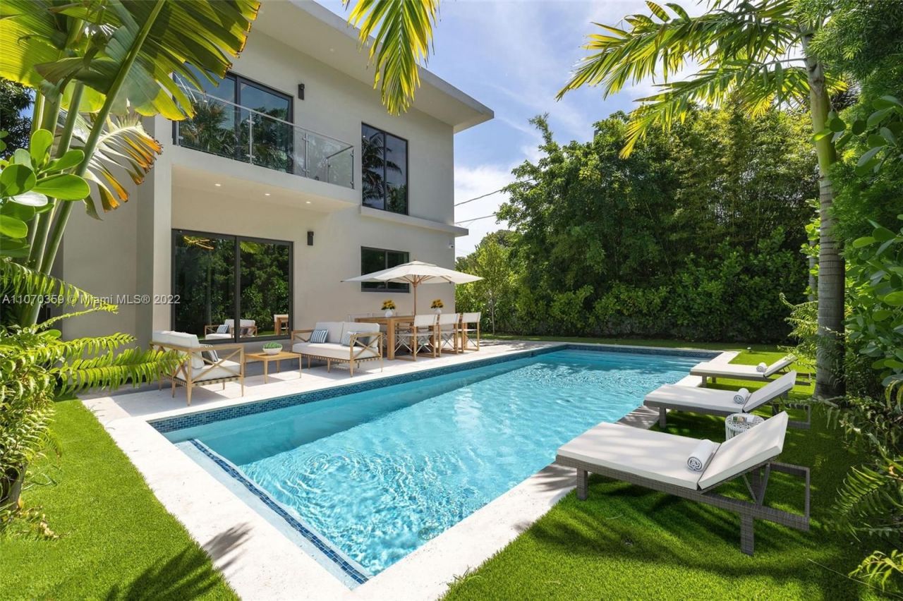 Villa à Miami, États-Unis, 270 m2 - image 1