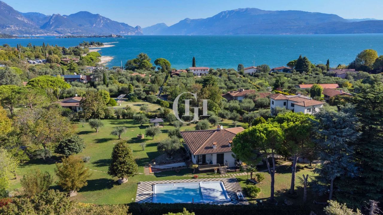 Villa on Lake Garda, Italy, 515 sq.m - picture 1