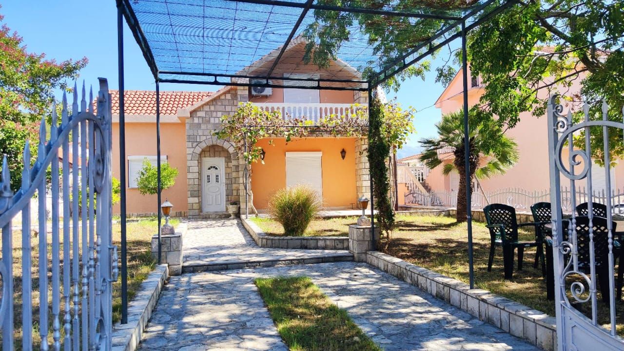 Haus in Budva, Montenegro, 140 m2 - Foto 1