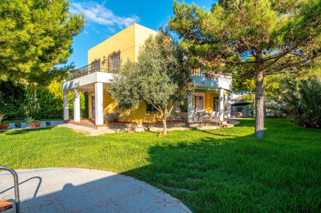 Villa in Torrevieja, Spain, 217 sq.m - picture 1