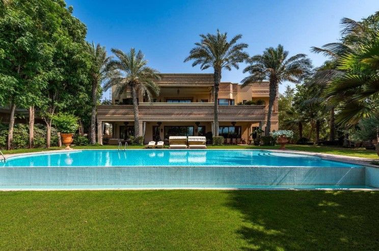 Mansion in Dubai, UAE, 2 276 sq.m - picture 1