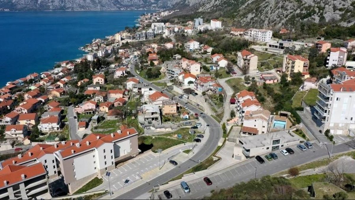 Grundstück in Kotor, Montenegro, 1 105 m2 - Foto 1