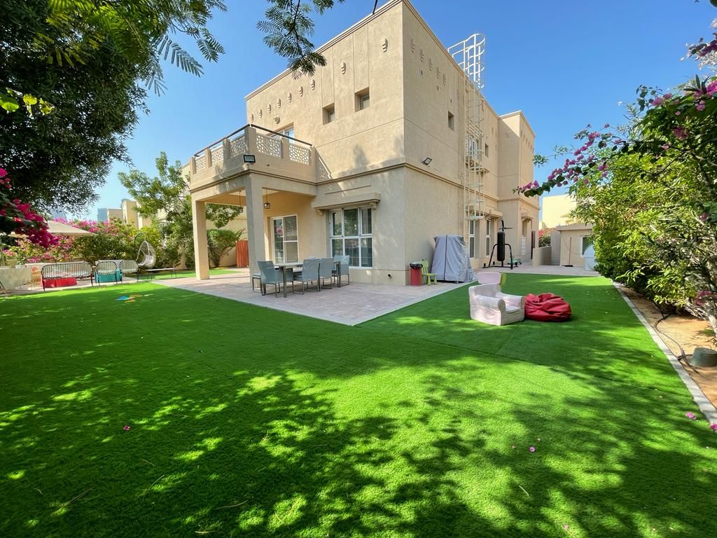 Villa in Dubai, UAE, 321 sq.m - picture 1