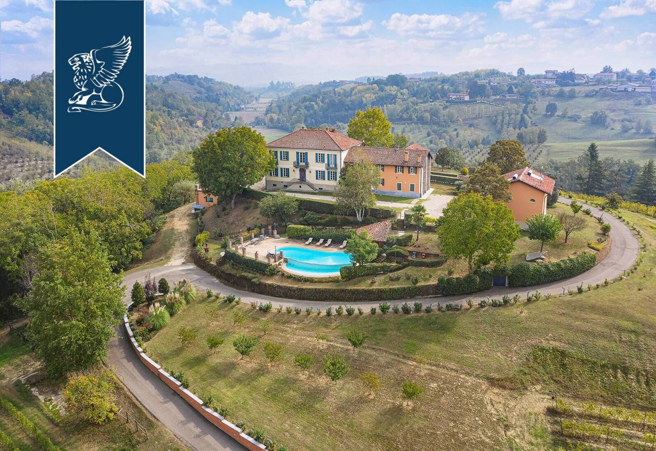 Villa à Asti, Italie, 1 750 m2 - image 1