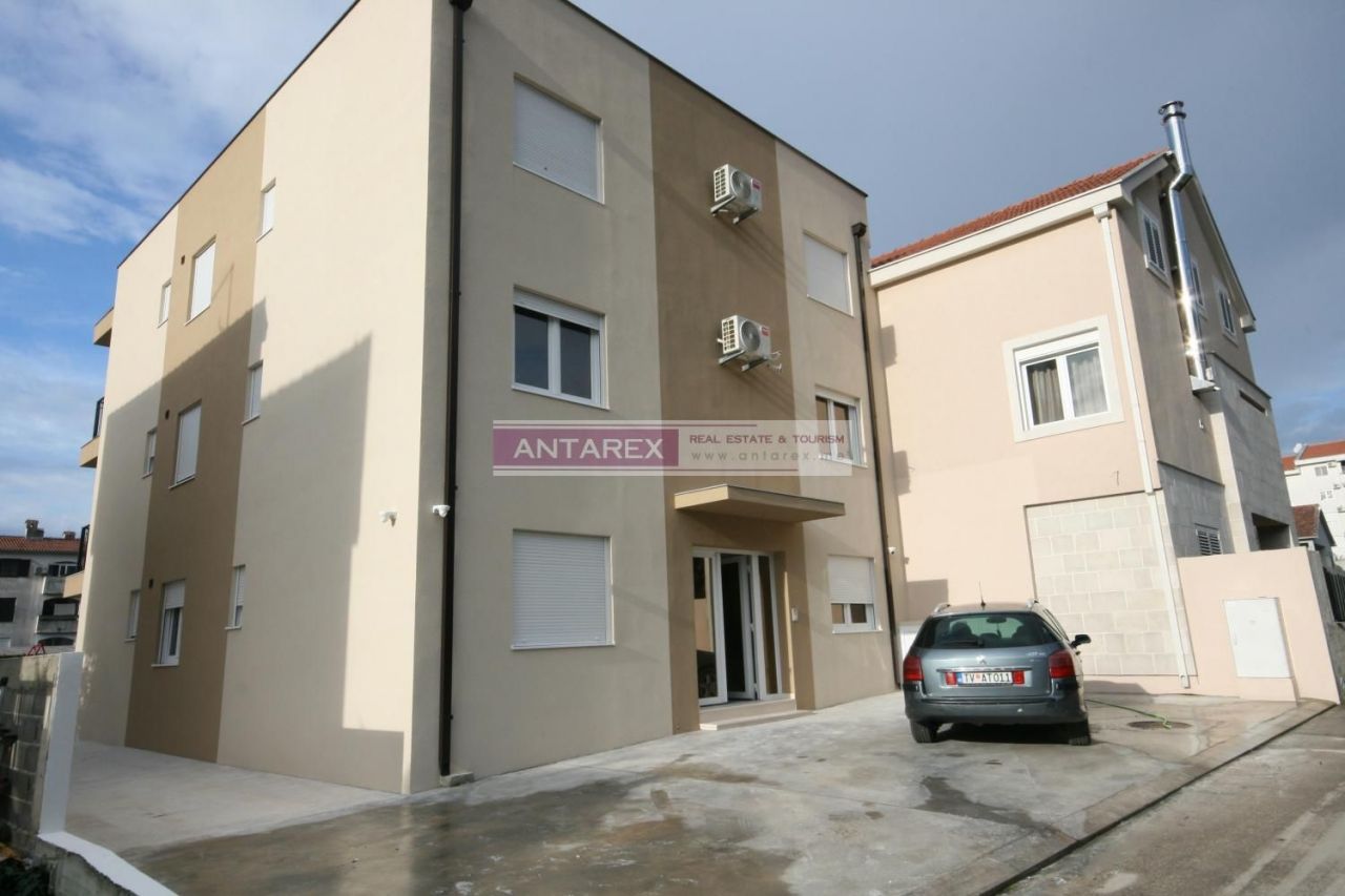 Commercial property in Tivat, Montenegro, 290 sq.m - picture 1