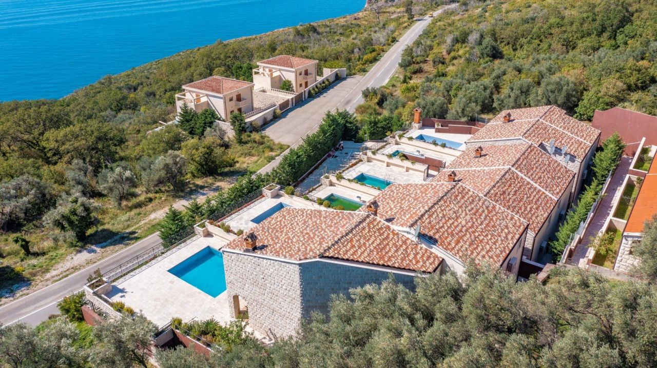 Villa in Rezevici, Montenegro, 150 sq.m - picture 1
