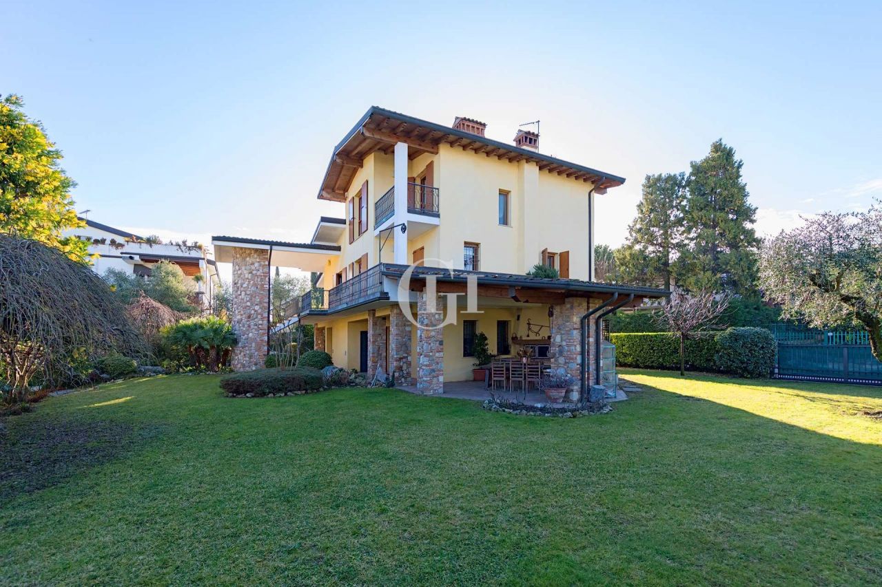 Villa on Lake Garda, Italy, 400 sq.m - picture 1