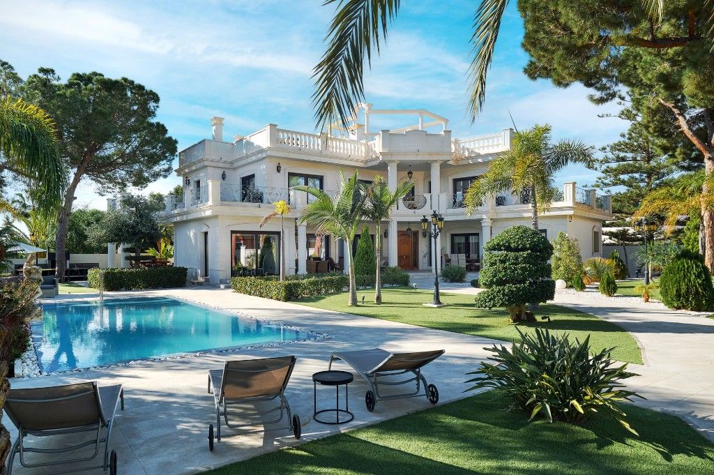 Villa in Campoamor, Spain, 573 sq.m - picture 1
