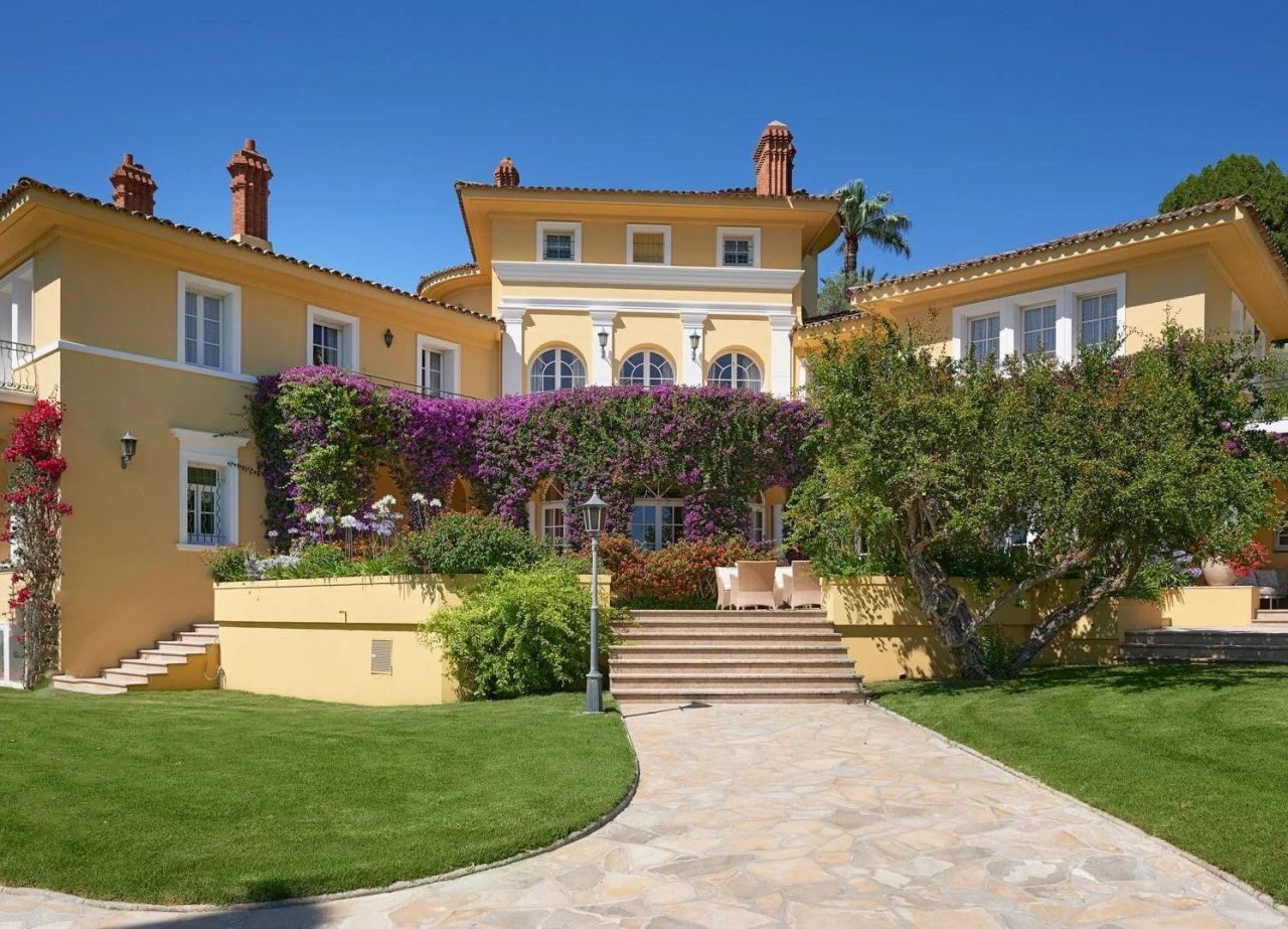 Villa in Cannes, France, 885 sq.m - picture 1
