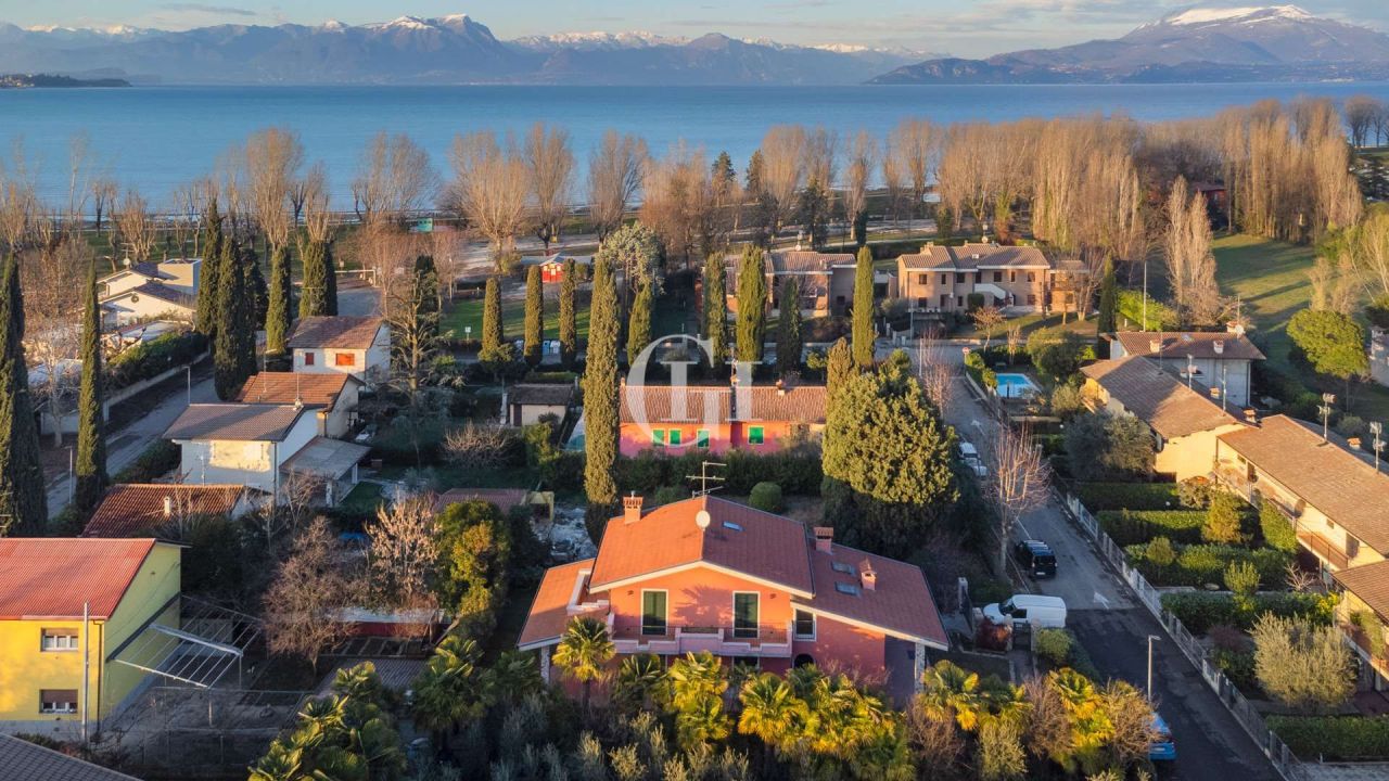 Villa on Lake Garda, Italy, 315 sq.m - picture 1