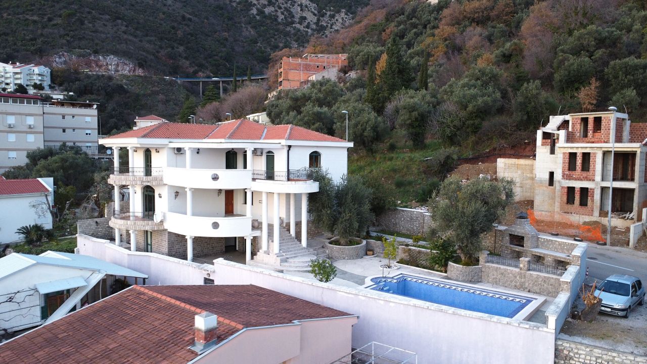 Villa in Petrovac, Montenegro, 422 sq.m - picture 1