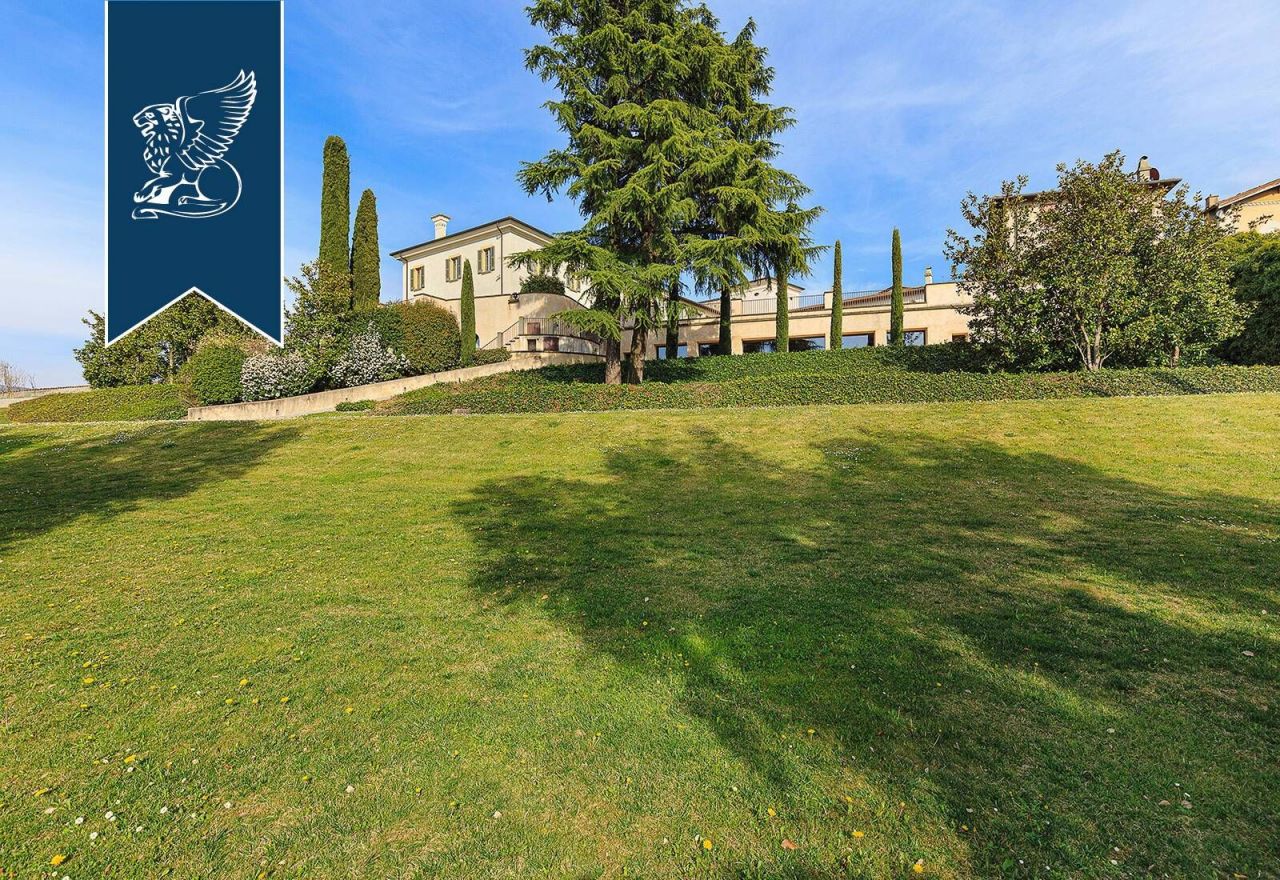 Villa à Brescia, Italie, 2 500 m2 - image 1