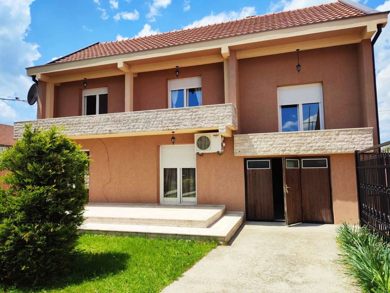 Casa en Nikšić, Montenegro, 230 m2 - imagen 1