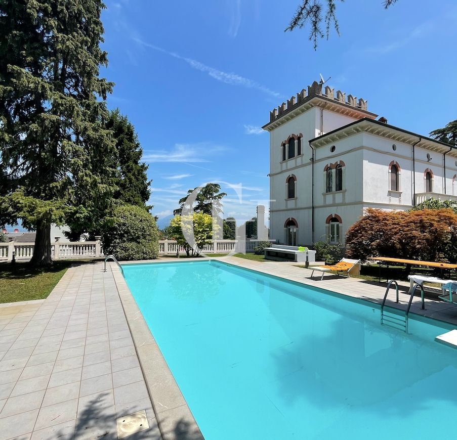 Villa on Lake Garda, Italy, 525 sq.m - picture 1