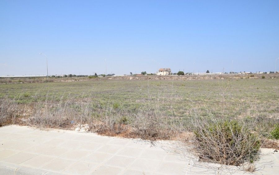 Land in Larnaca, Cyprus, 1 040 sq.m - picture 1