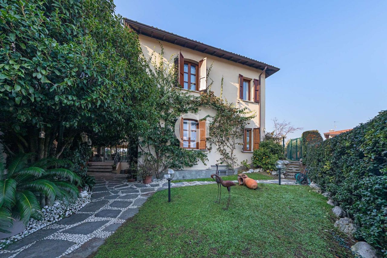 Villa on Lake Garda, Italy, 350 sq.m - picture 1
