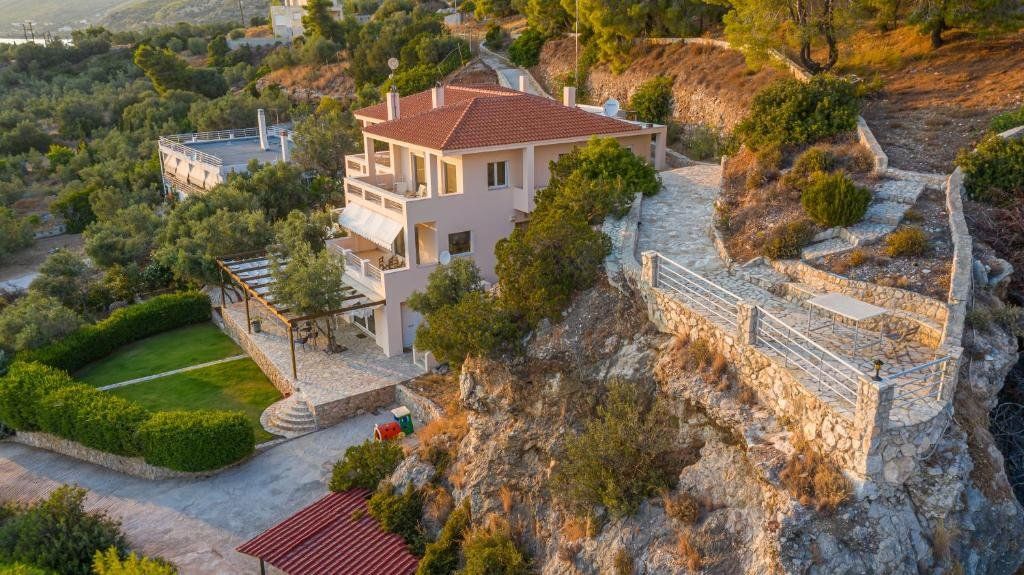 Villa in Loutraki, Greece, 600 sq.m - picture 1