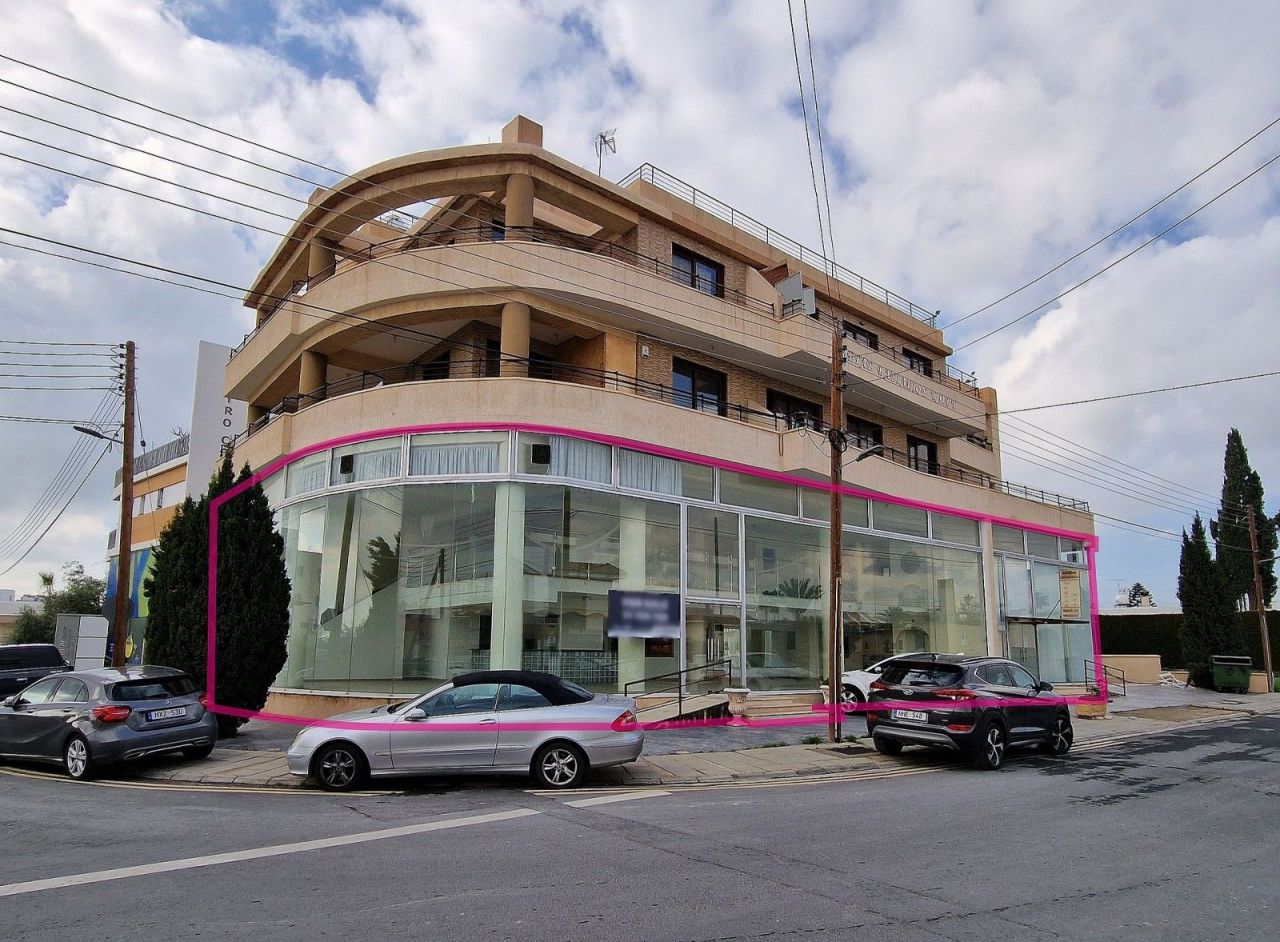 Tienda en Lárnaca, Chipre, 300 m2 - imagen 1