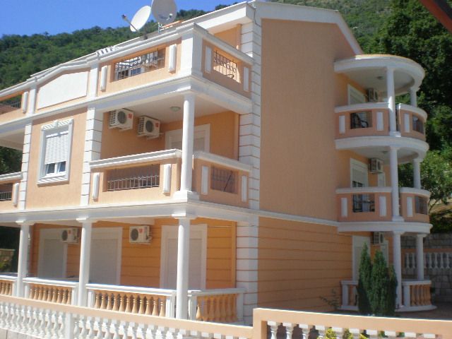 Villa in Petrovac, Montenegro, 470 sq.m - picture 1