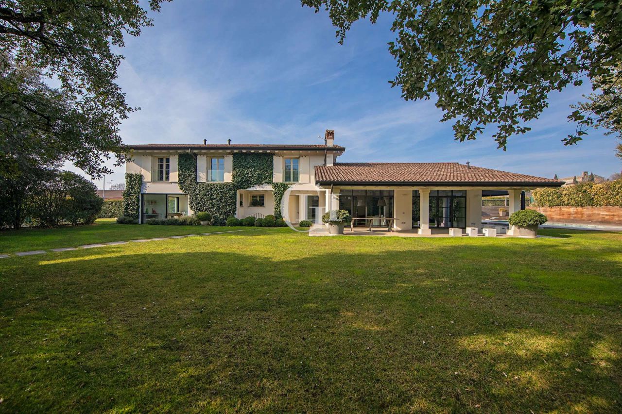 Villa on Lake Garda, Italy, 473 sq.m - picture 1