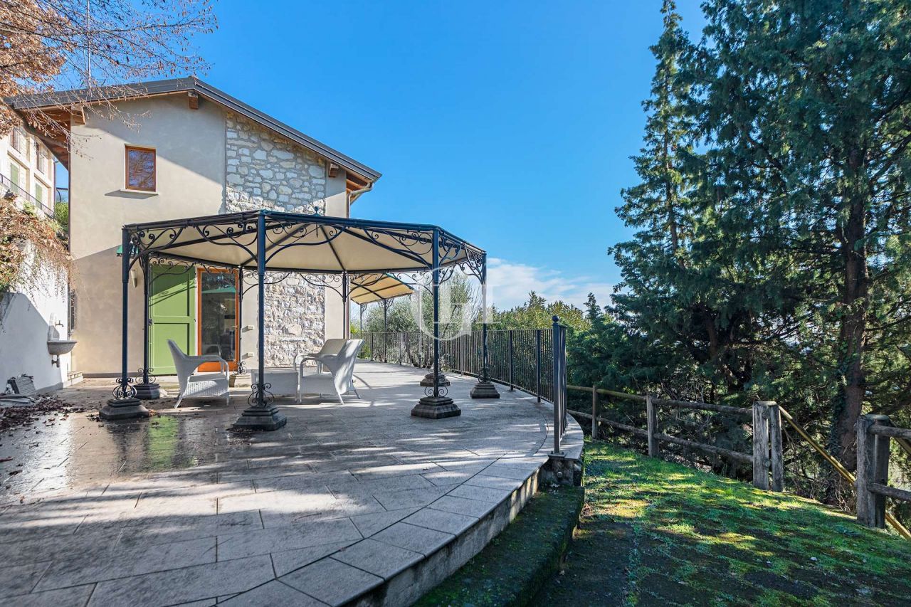 Villa on Lake Garda, Italy, 147 sq.m - picture 1