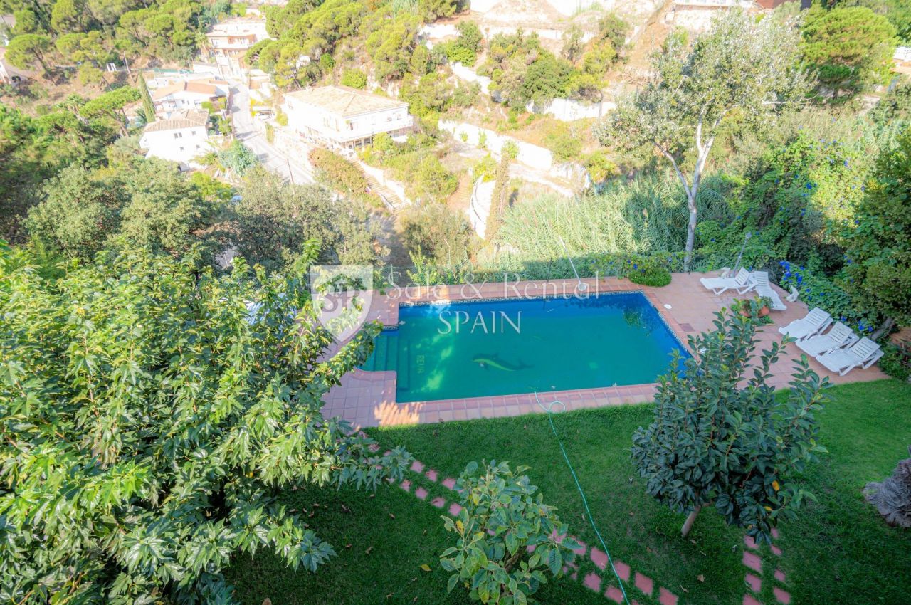 Villa in Lloret de Mar, Spain, 447 sq.m - picture 1