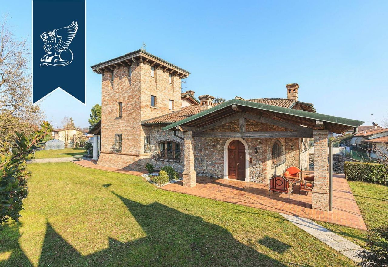 Villa à Brescia, Italie, 450 m2 - image 1
