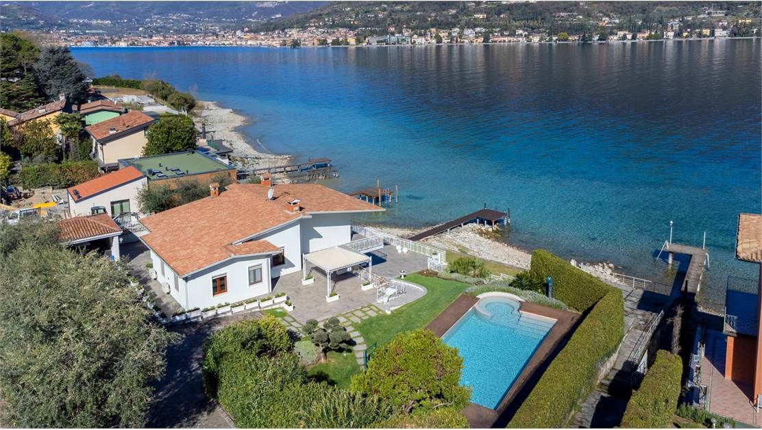 Villa on Lake Garda, Italy, 565 sq.m - picture 1