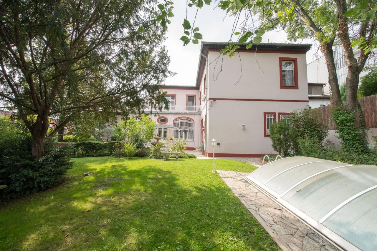 Villa in Budapest, Hungary, 780 sq.m - picture 1