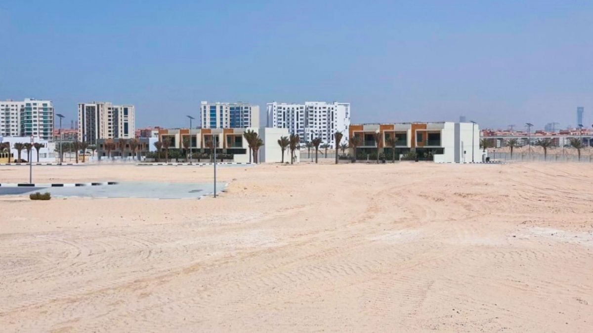 Land in Dubai, UAE, 615 sq.m - picture 1