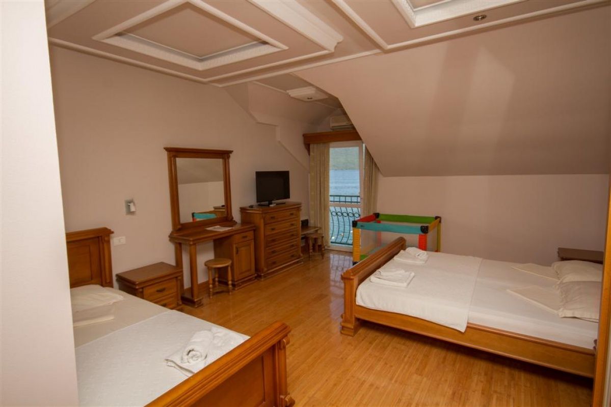 Hotel in Herceg-Novi, Montenegro, 1 000 sq.m - picture 1