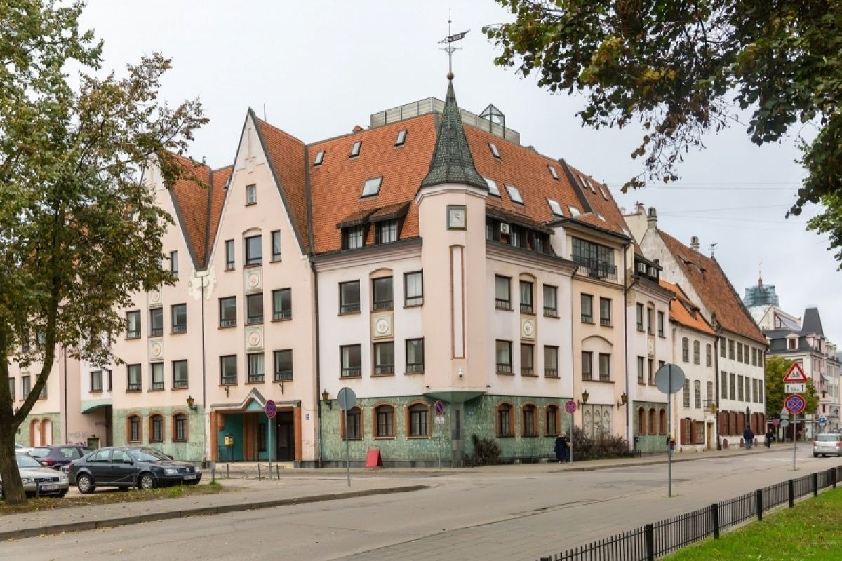 Commercial apartment building in Riga, Latvia - picture 1