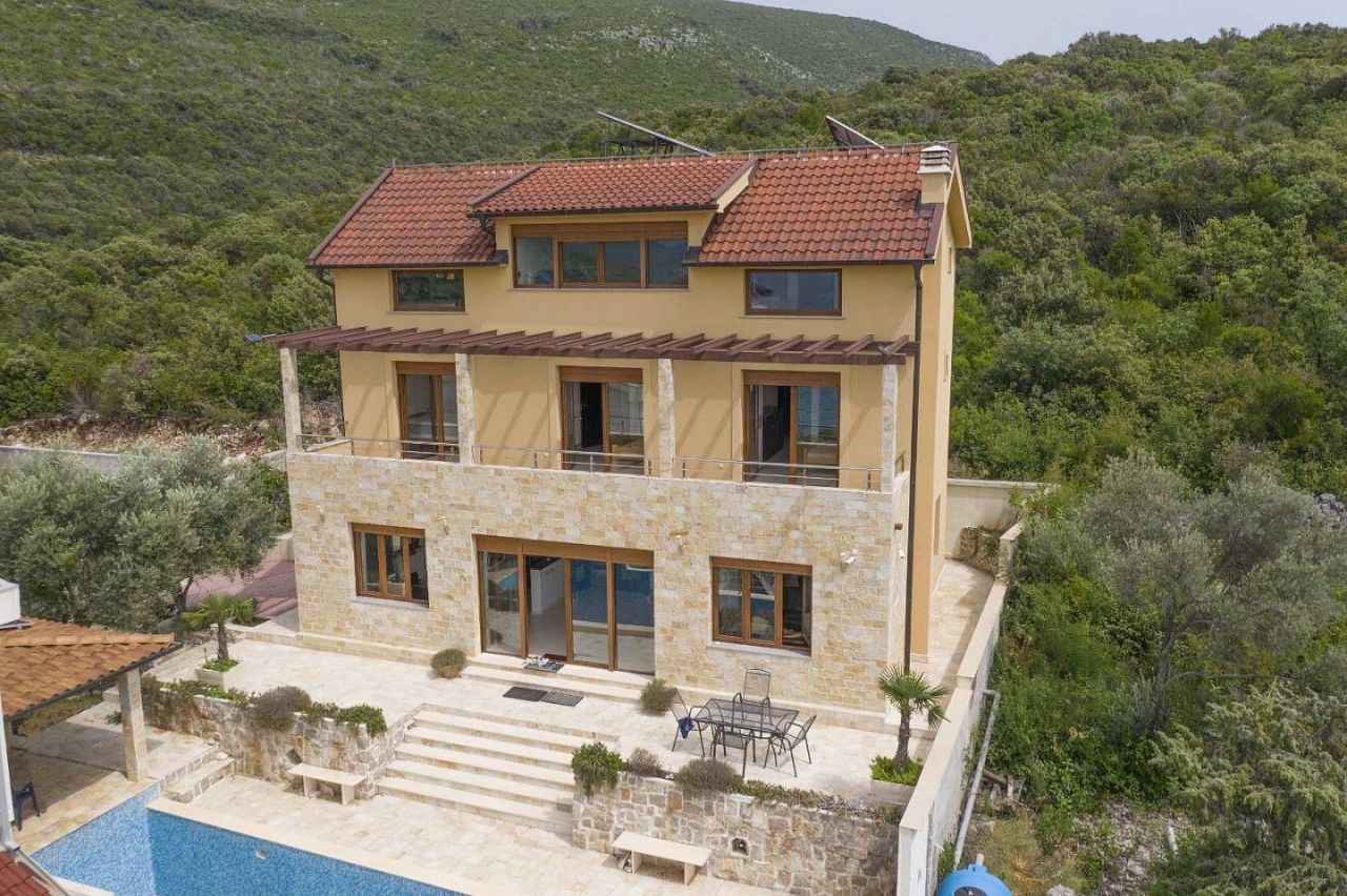 Villa in Kotor, Montenegro, 260 sq.m - picture 1