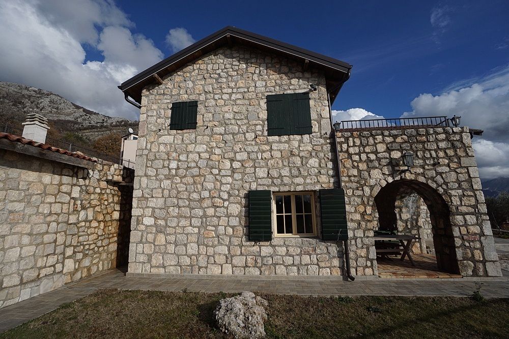 Casa en el Bar, Montenegro, 400 m2 - imagen 1