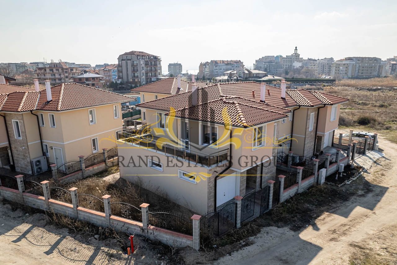 House in Pomorie, Bulgaria, 210 sq.m - picture 1