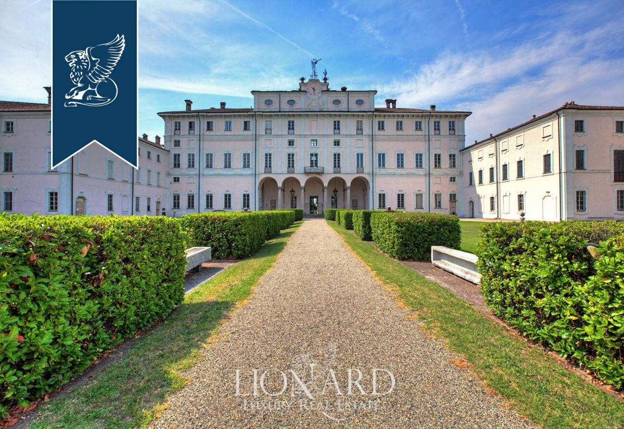Villa in Lodi, Italy, 11 800 sq.m - picture 1