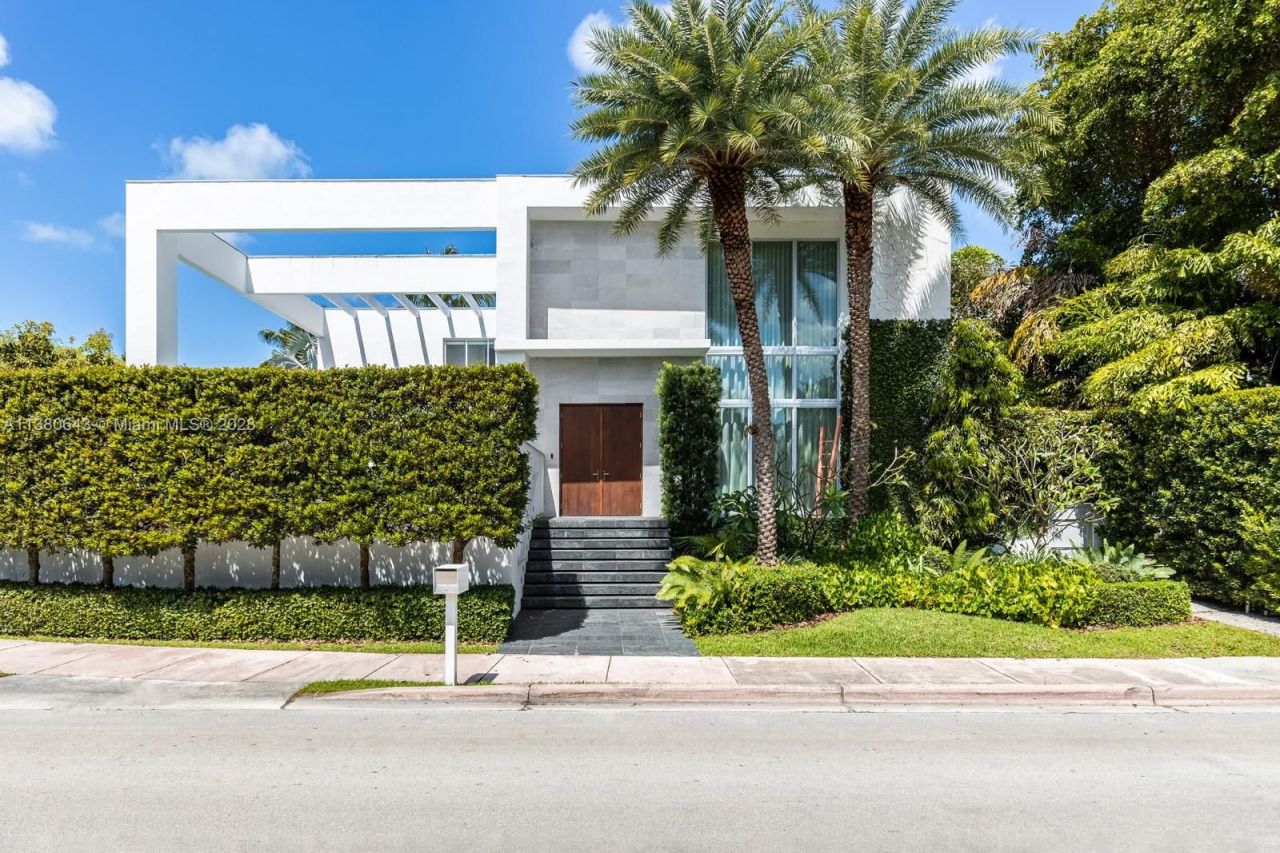 Villa à Miami, États-Unis, 370 m2 - image 1