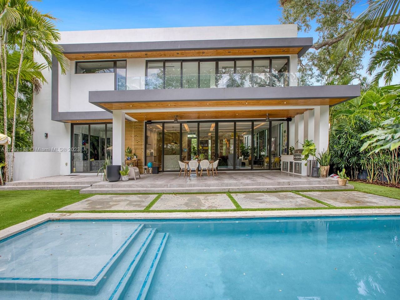 Maison à Miami, États-Unis, 400 m2 - image 1
