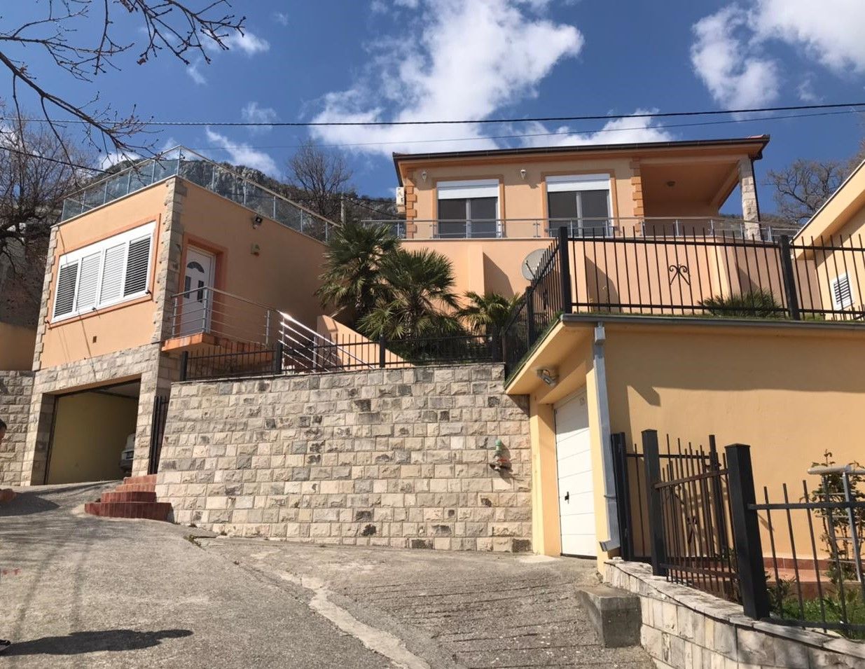 Haus in Sutomore, Montenegro, 202 m2 - Foto 1
