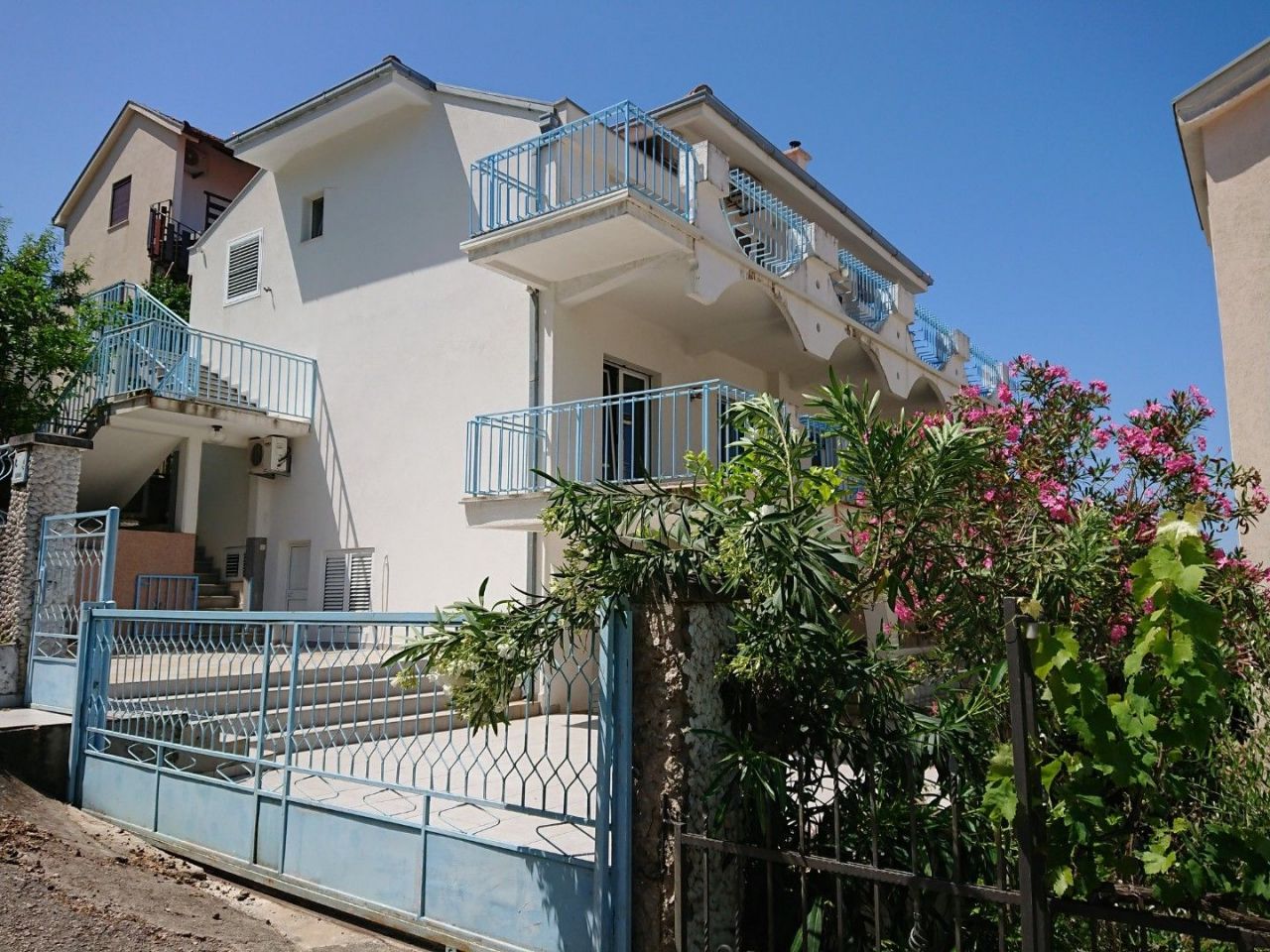 House in Utjeha, Montenegro, 388 sq.m - picture 1