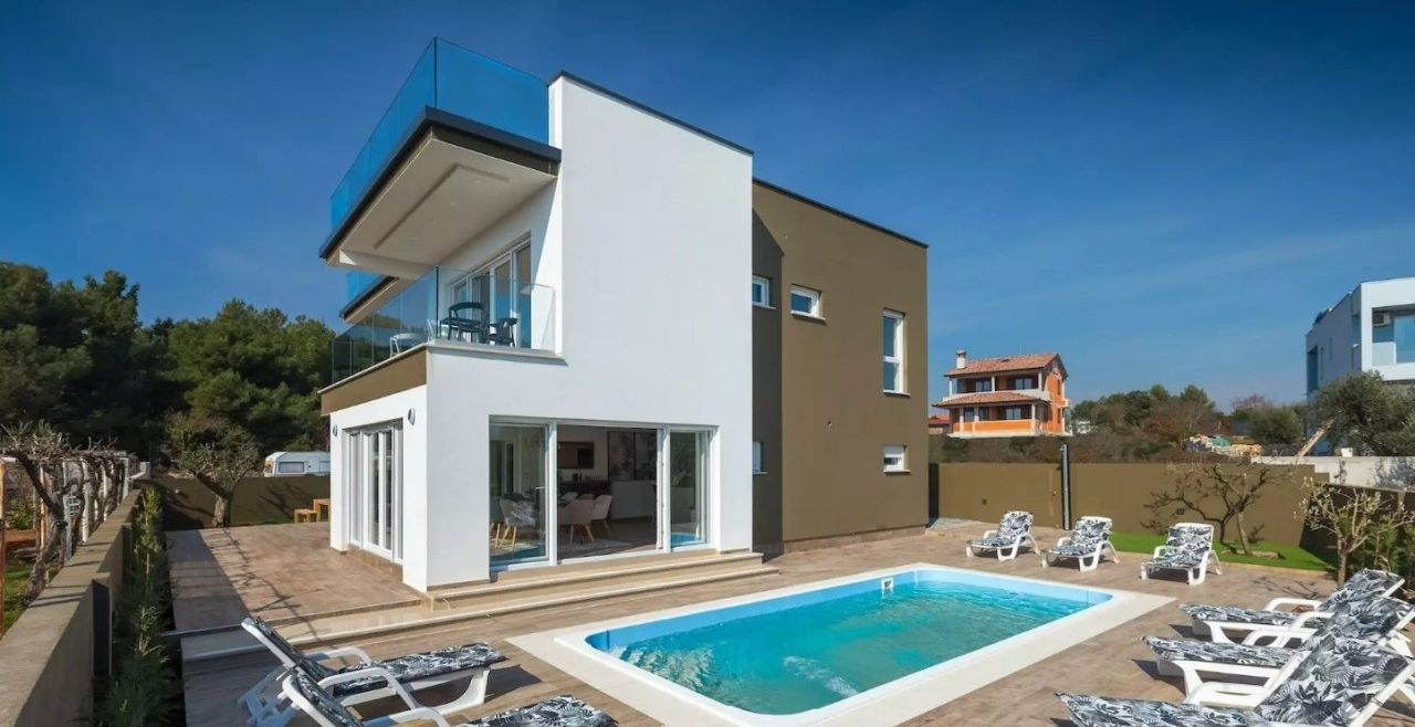 House in Fazana, Croatia, 300 sq.m - picture 1
