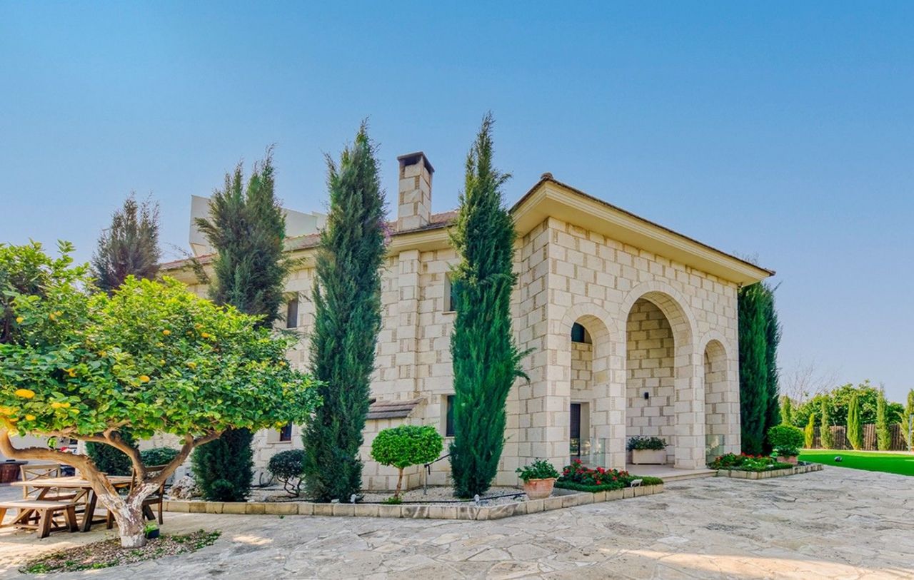 Villa in Limassol, Cyprus, 425 sq.m - picture 1