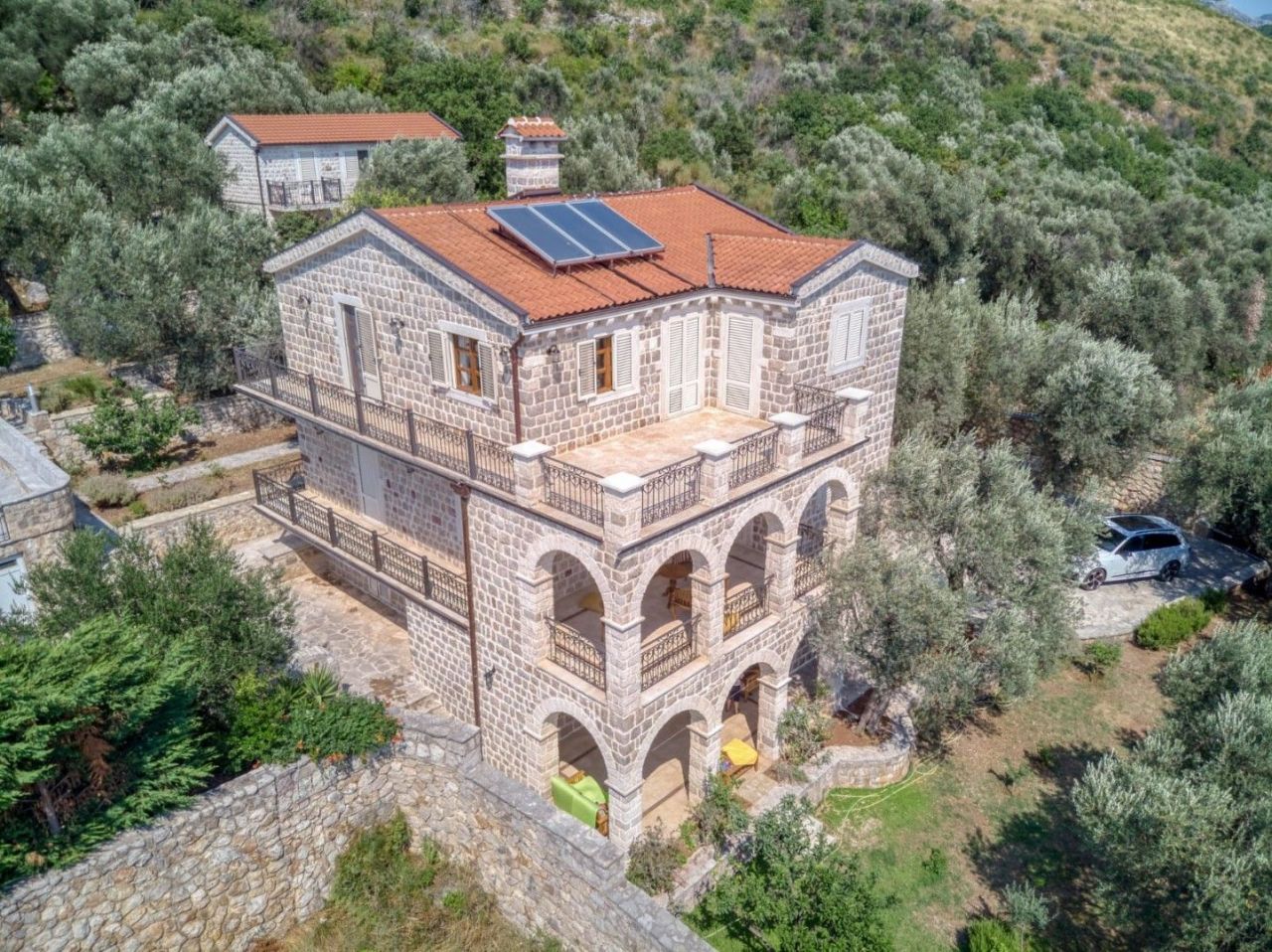 Villa in Rezevici, Montenegro, 500 sq.m - picture 1