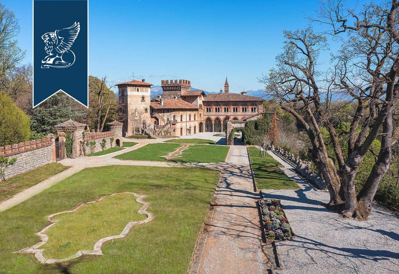Château à Bergame, Italie, 2 200 m2 - image 1