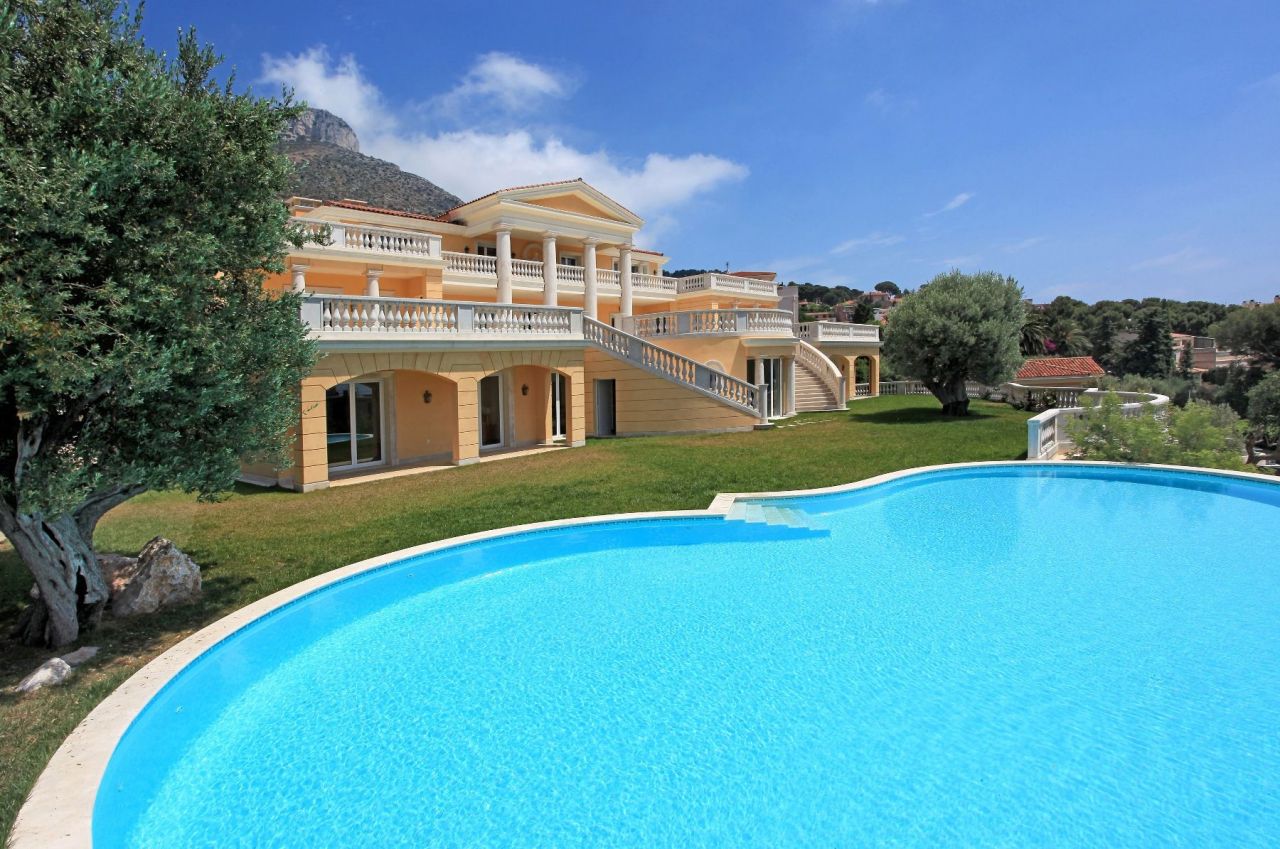 Villa in Cap d'Ail, France, 1 370 sq.m - picture 1