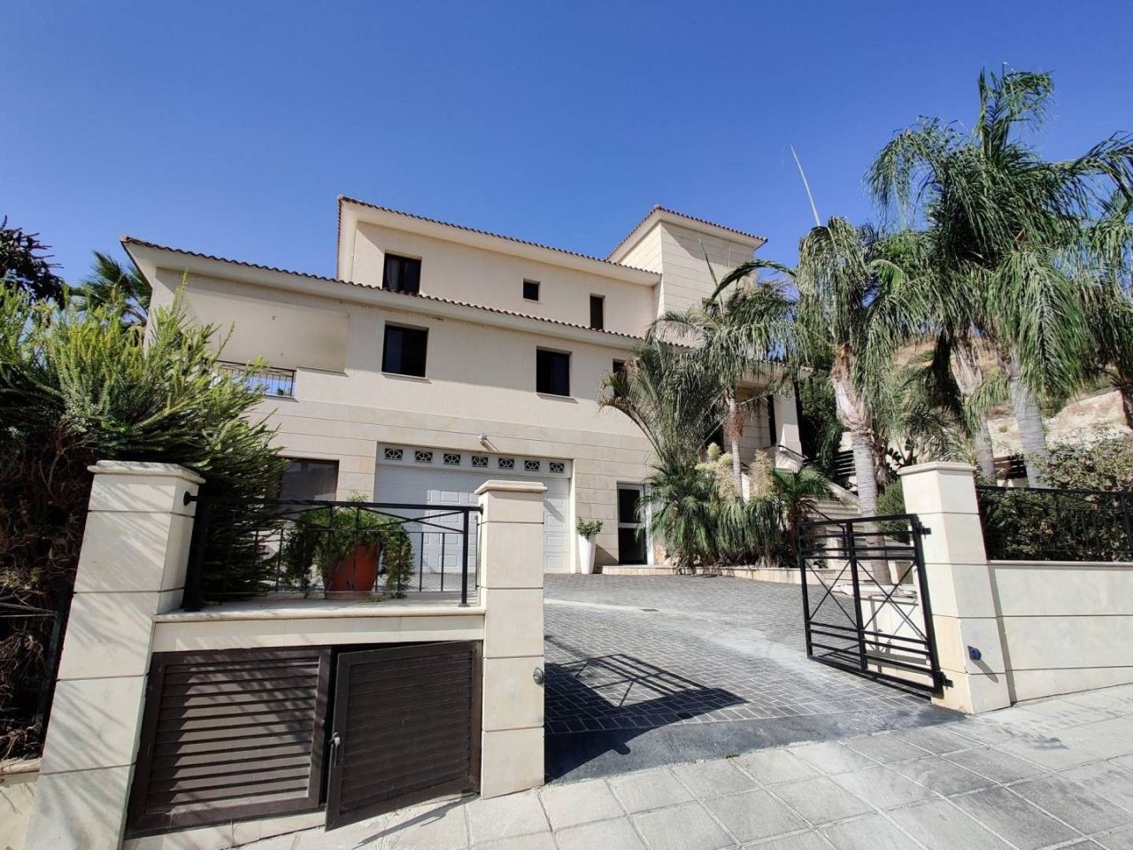 Villa in Limassol, Cyprus, 628 sq.m - picture 1