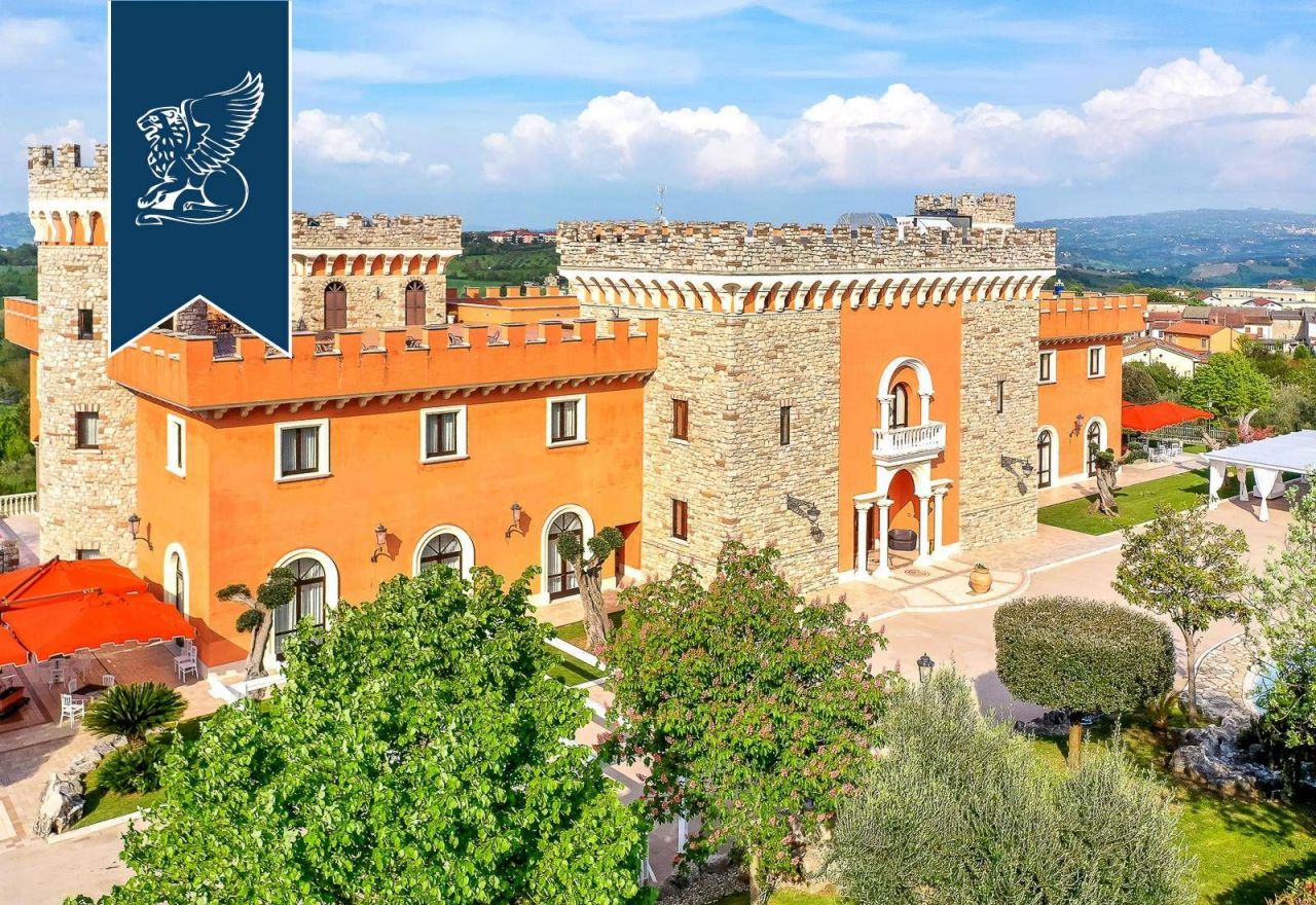 Castle in Avellino, Italy, 6 000 sq.m - picture 1