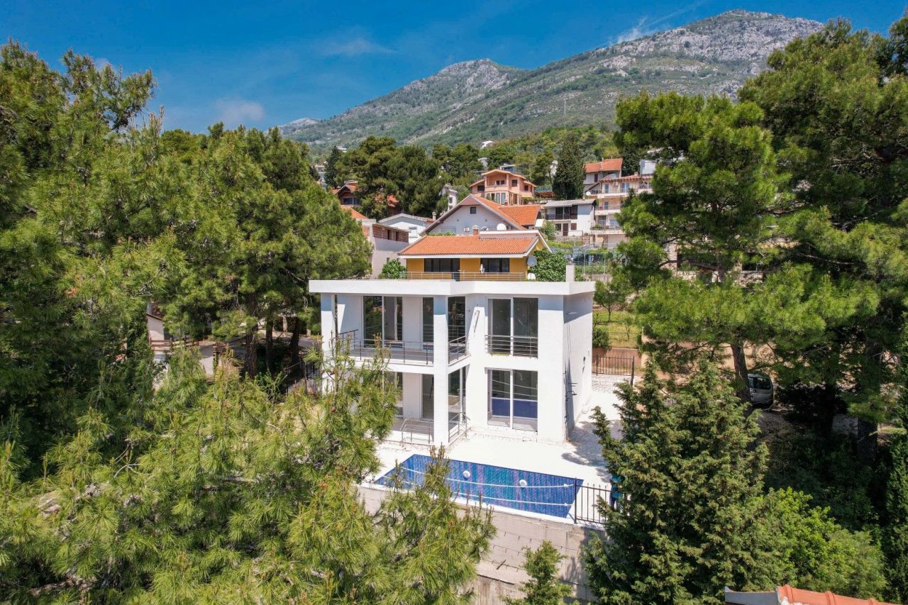 Villa in Bar, Montenegro, 210 sq.m - picture 1